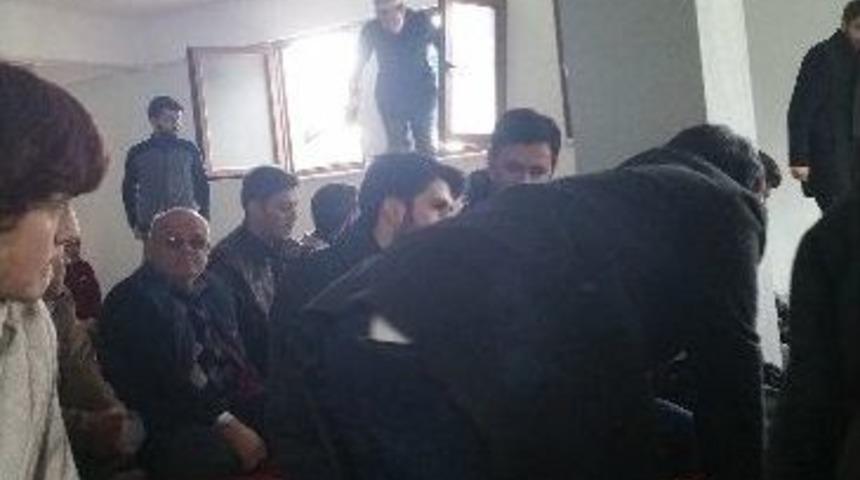 Kapısı Kilitli Cami, Cemaati Durduramadı