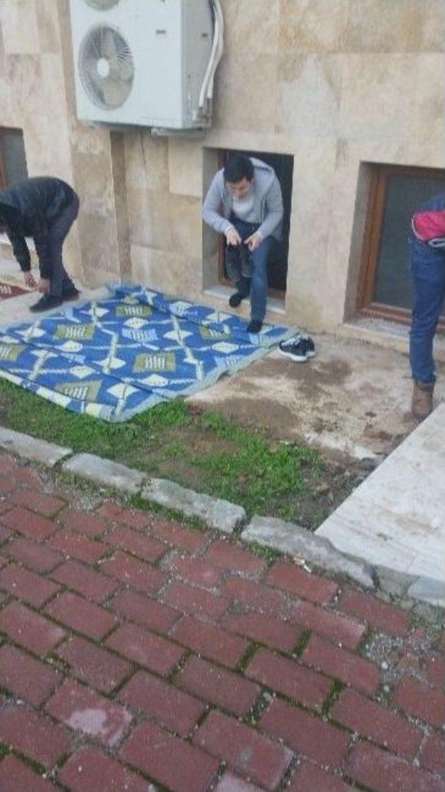 Kapısı Kilitli Cami, Cemaati Durduramadı