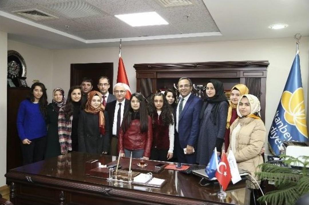 Suriyeli M&uuml;lteciler İ&ccedil;in Atkı &Ouml;rd&uuml;ler