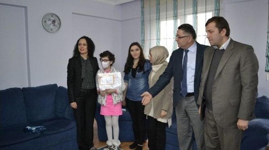 Kardeşinin İliği İle Hayata Tutunan Ece Karnesini Evinde Aldı