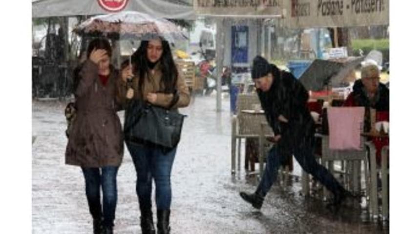 Alanya&rsquo;da Dolu Yağışı Hayatı Fel&ccedil; Etti