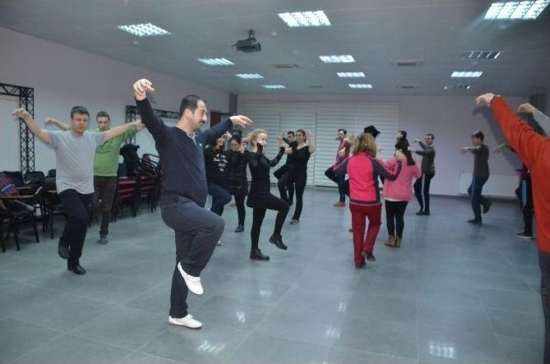 Boz&uuml;y&uuml;k Belediyesi Kuruluştan Kurtuluşa Halk Oyunları Topluluğu &Ccedil;alışmaları Başladı