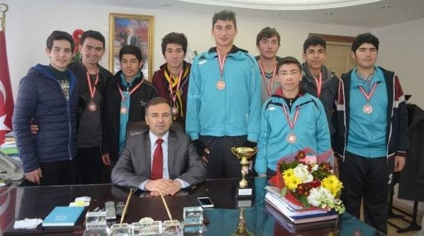 Voleybolculardan Kaymakama Ziyaret