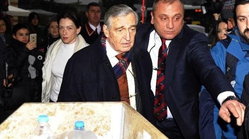 Ko&ccedil; Ailesi Taziye Kabul&uuml; İ&ccedil;in Otele Girerken G&ouml;r&uuml;nt&uuml;lendi