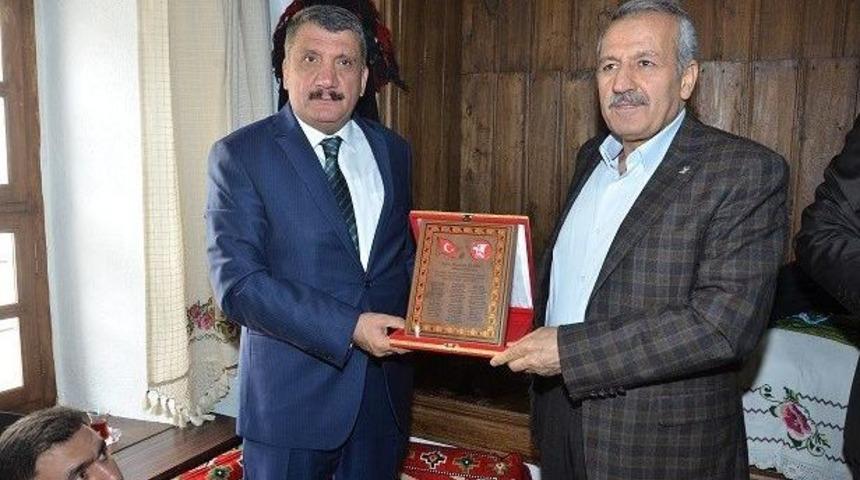 Muhtarlardan, Kurum Yetkililerine Teşekk&uuml;r Plaketi