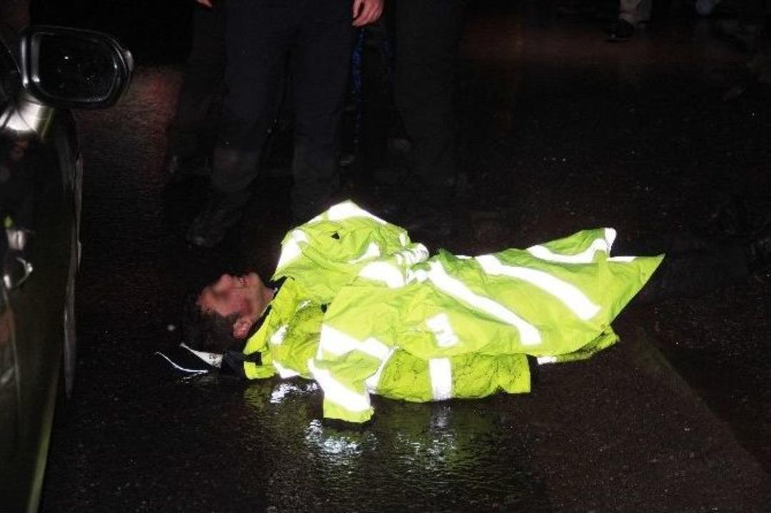 Konvoy G&uuml;zergahında G&ouml;rev Yapan Trafik Polisine Ara&ccedil; &Ccedil;arptı