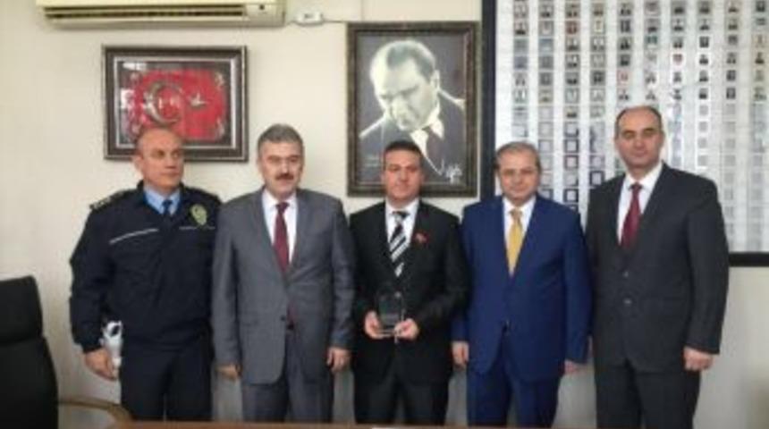 Ayın Şof&ouml;r&uuml; &Ouml;d&uuml;l&uuml;n&uuml; Vali&rsquo;den Aldı