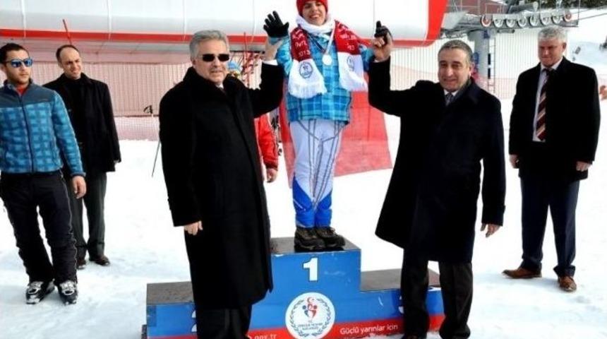 Vali S&uuml;leyman Kahraman&rsquo;dan &Ouml;zel Sporcular Madalya