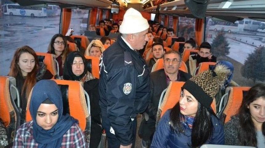 Trafik Polislerinden Şehirlerarası Otob&uuml;s Terminalinde Kış Lastiği Ve Emniyet Kemeri Kontrol&uuml;