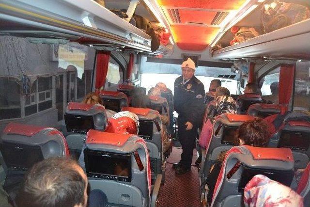 Trafik Polislerinden Şehirlerarası Otobüs Terminalinde Kış Lastiği Ve Emniyet Kemeri Kontrolü