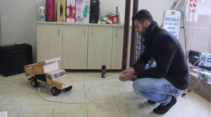 Ucuz Ve Sağlıksız &Ccedil;in Mallarına İnat Ahşaptan Kumandalı Oyuncak Kamyonet Yaptı