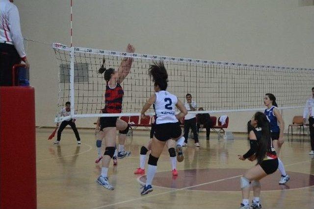 Okullararası Voleybol Turnuvasının Şampiyonu Final Okulları Oldu