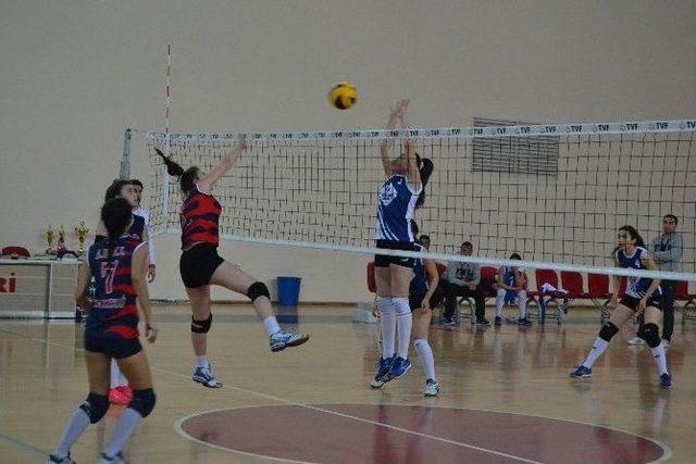 Okullararası Voleybol Turnuvasının Şampiyonu Final Okulları Oldu