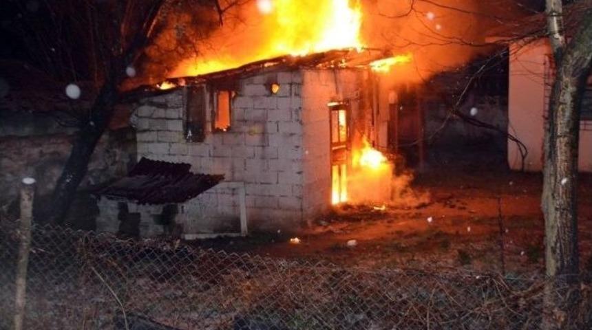 Evin &Ouml;n&uuml;ndeki Baraka Yandı