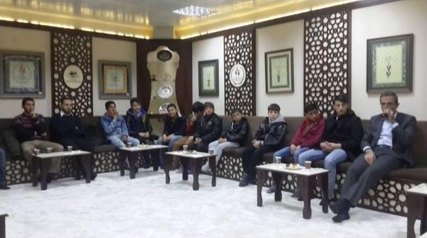 M&uuml;ft&uuml; Emen Gen&ccedil;lerle Hasbihal Etti