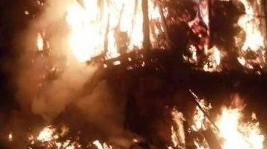 Alev Topuna D&ouml;nen Ev, K&ouml;yl&uuml;leri Korkuttu