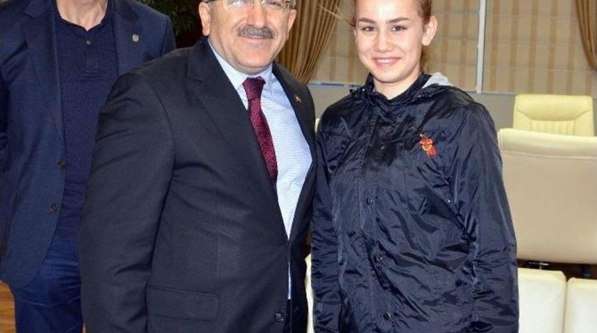 G&uuml;mr&uuml;k&ccedil;&uuml;oğlu Şampiyon Bayan Boks&ouml;rleri &Ouml;d&uuml;llendirdi