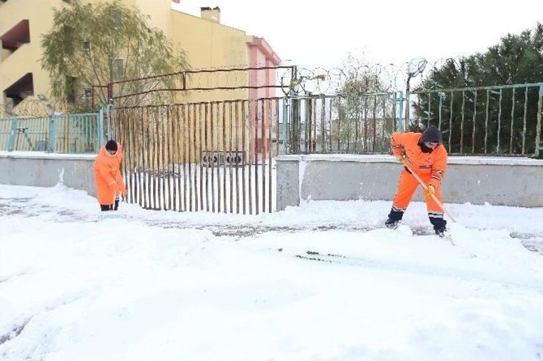 İstanbul&rsquo;da Kırmızı Alarm Verildi; Ekipler Kar N&ouml;betinde