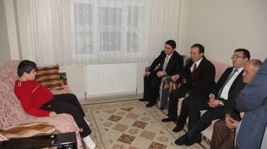 Kaymakam &Ccedil;iğdem Engelli &Ouml;ğrenciye Karnesini Evinde Verdi