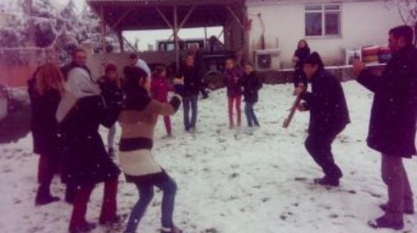 Kar &Uuml;st&uuml;nde Horon Şov