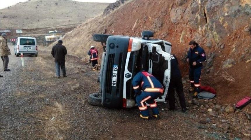 Elazığ&rsquo;da Minib&uuml;s Devrildi: 2 Yaralı