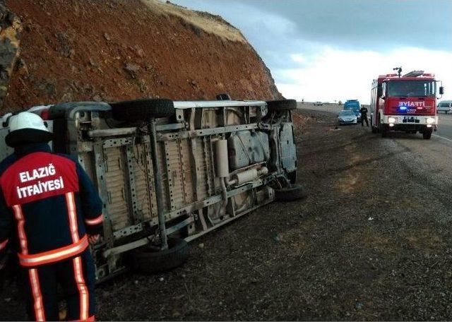 Elazığ’da Minibüs Devrildi: 2 Yaralı