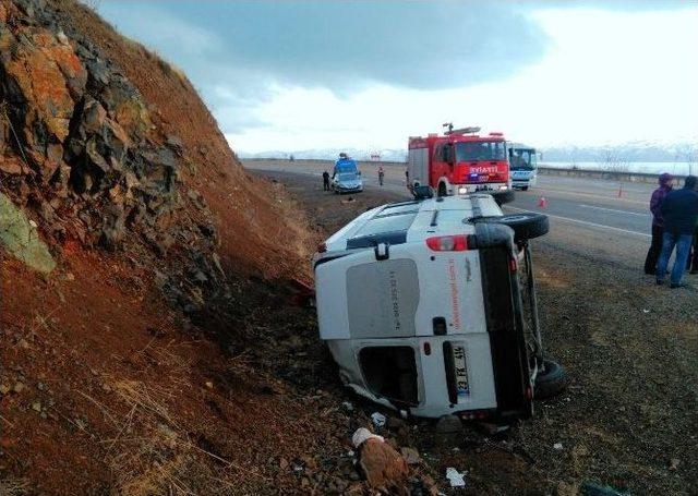 Elazığ’da Minibüs Devrildi: 2 Yaralı