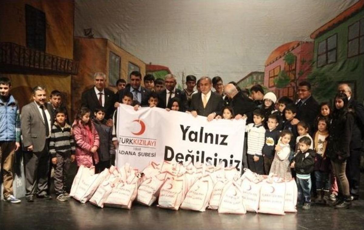 Karnelerini Alan Yetimler Tiyatroya Koştu