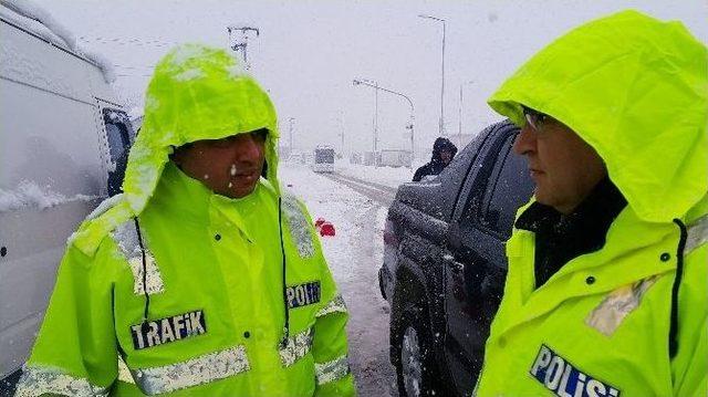 Kar, Düzce Zonguldak Karayolunda Geçit Vermiyor