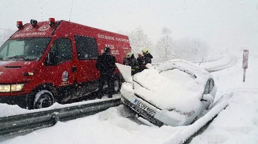 D&uuml;zce&rsquo;de Yoğun Kar Kazaları Da Beraberinde Getirdi