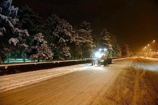 Melikgazi Belediyesi Kar Temizleme Ve Buzlanmaya Karşı 58 Araç Ve 240 Personel İle Çalışıyor