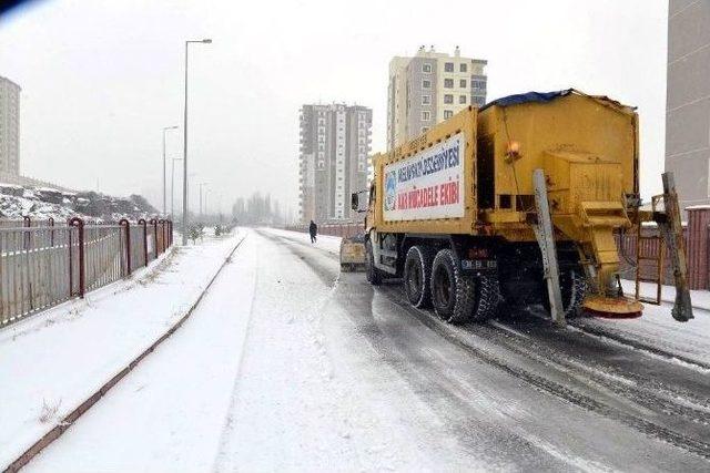 Melikgazi Belediyesi Kar Temizleme Ve Buzlanmaya Karşı 58 Araç Ve 240 Personel İle Çalışıyor