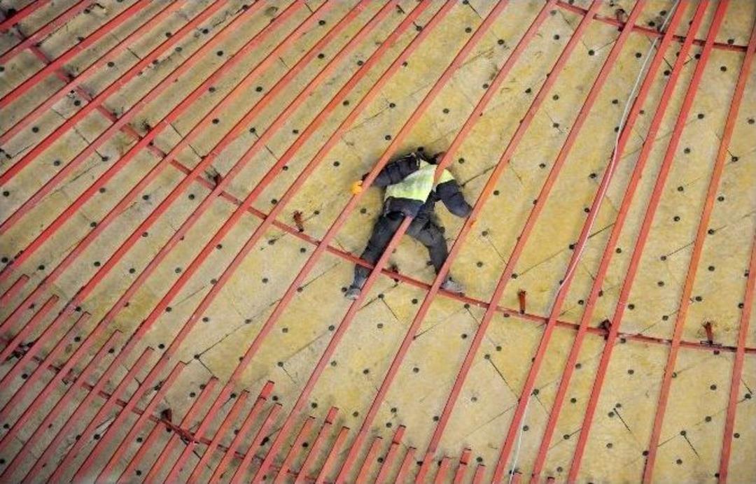 Uşak&rsquo;ta Cami İskelesi &Ccedil;&ouml;kt&uuml;, İş&ccedil;i 4 Saat Tavanda Asılı Kaldı