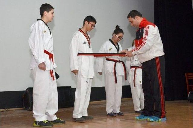 Foçalı Taekwondocular Kemer Heyecanı Yaşadı