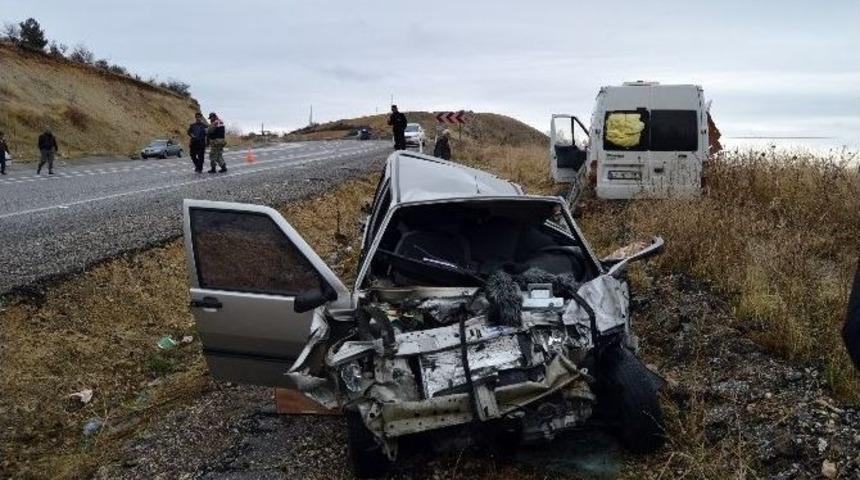 Minib&uuml;s İle Otomobil &Ccedil;arpıştı: 1 &Ouml;l&uuml;, 3 Yaralı