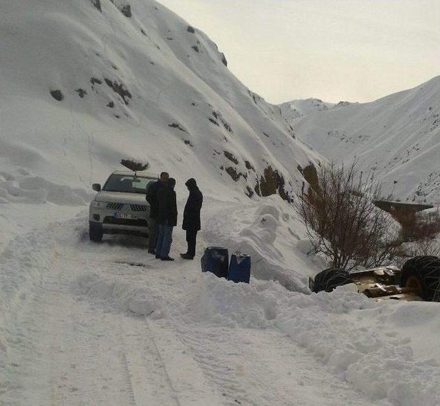 Çatak’ta Kar Temizleme Aracı Devrildi