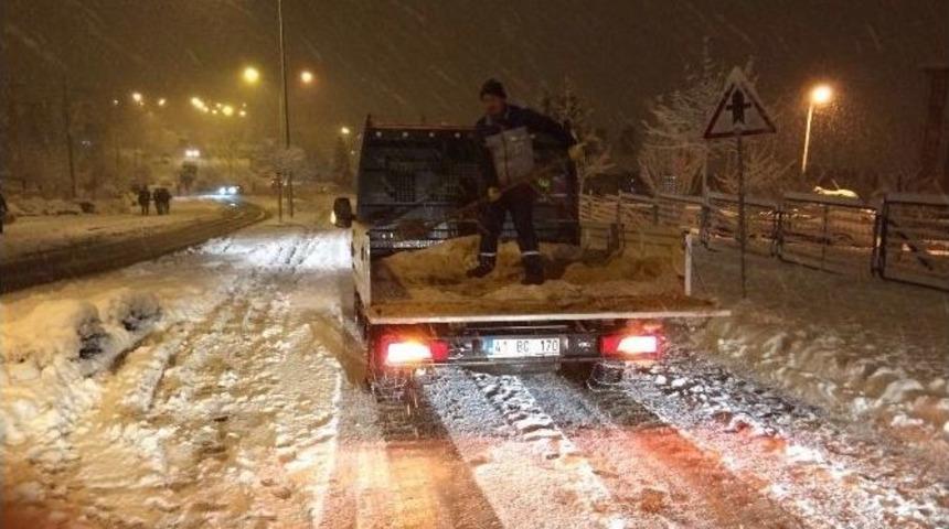 İzmit&rsquo;te Karla M&uuml;cadele Devam Ediyor