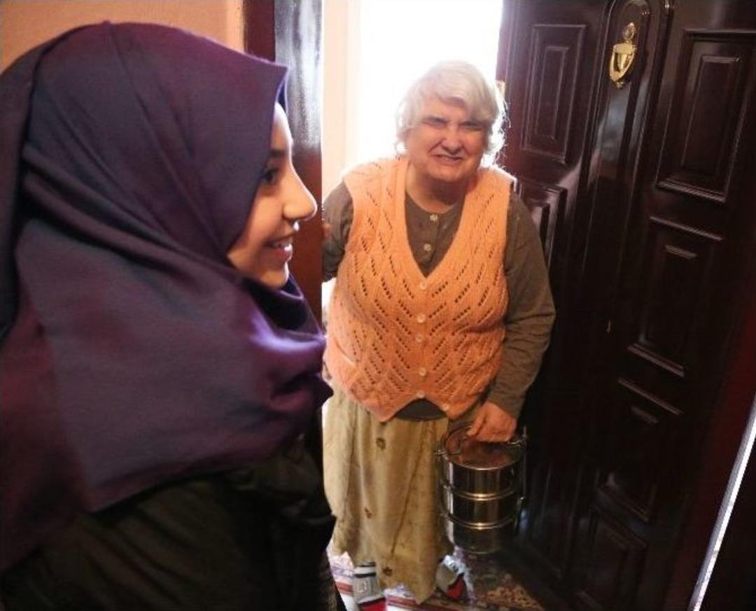 Teog&rsquo;un Başarılı &Ouml;ğrencileri Yaşlılara Yemek Dağıttı