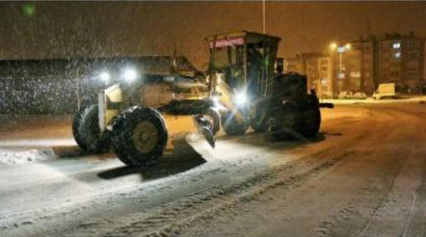 K&ouml;rfez Belediyesi Karla M&uuml;cadeleyi S&uuml;rd&uuml;r&uuml;yor