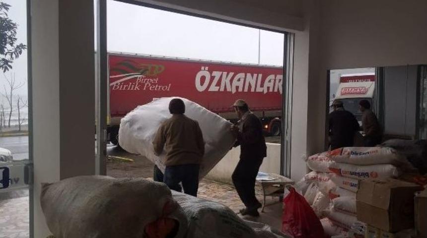 &Uuml;nye Ak Parti&rsquo;den T&uuml;rkmenlere 1 Tır Yardım