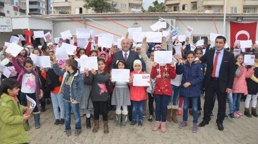 Suriyeli &Ccedil;ocuklar Karnelerini B&uuml;y&uuml;k Ve Unıcef Yetkililerinden Aldı