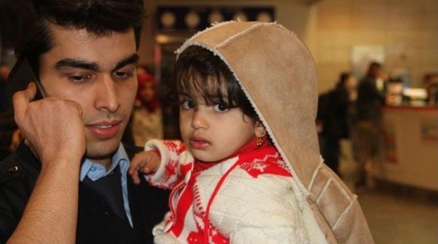 2 Yaşındaki &Ccedil;ocuğu Havalimanında Bıraktılar