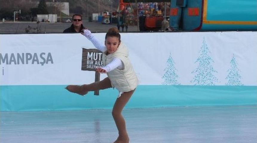 Deniz Kenarında Buz Pisti Keyfi