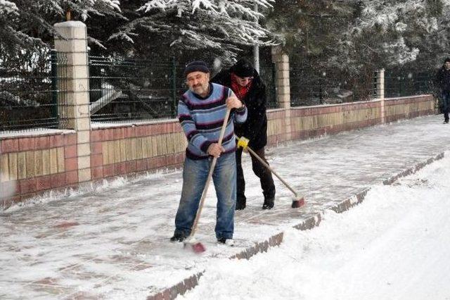Sorgun Belediyesi Karla Mücadele Çalışmalarını Aralıksız Sürdürüyor