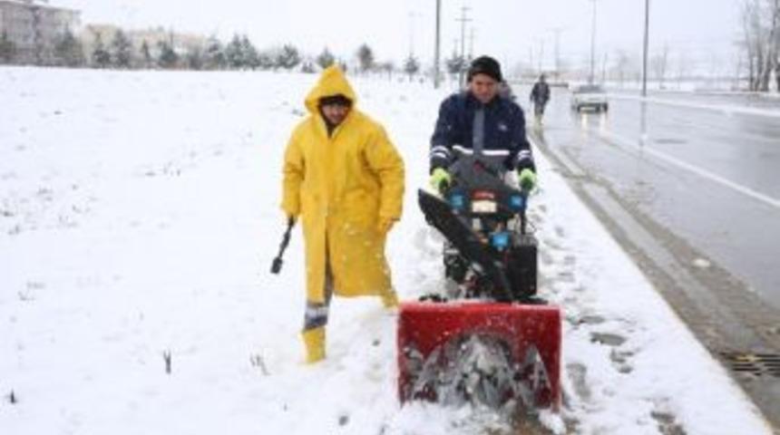 Adapazarı&rsquo;nda Karla M&uuml;cadele Kesintisiz Şekilde S&uuml;r&uuml;yor