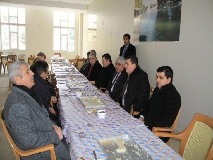 Sorgun Belediye Başkanı Ahmet Şimşek, Belediye Çalışanlarıyla Arabaşı Yemeğinde Bir Araya Geldi