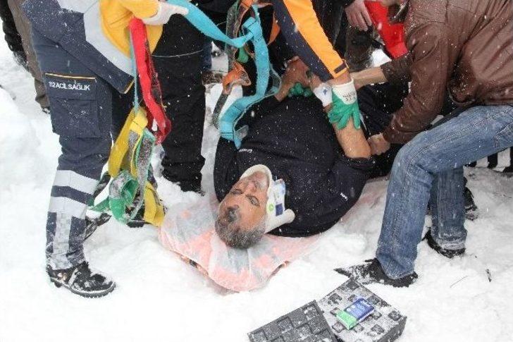 Tır’a Çarpan Yolcu Otobüsü Şarampole Uçtu: 14 Yaralı G1