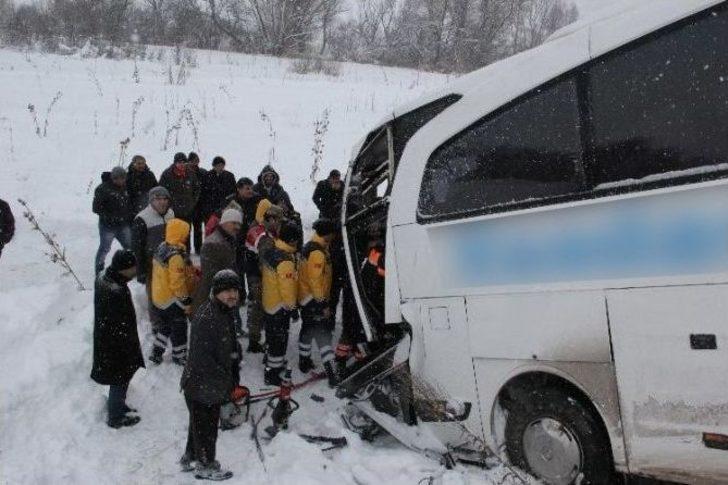 Tır’a Çarpan Yolcu Otobüsü Şarampole Uçtu: 14 Yaralı G5