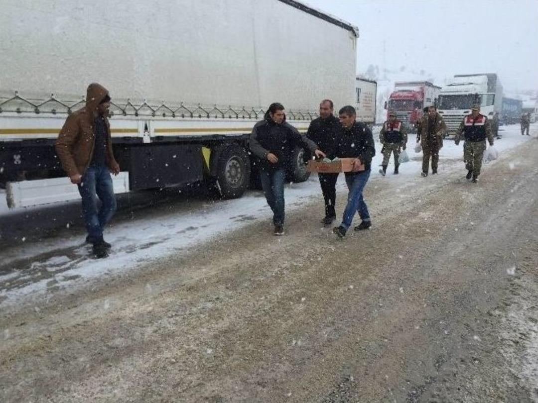 Yolda Kalan Vatandaşlara Kumanya Dağıtıldı