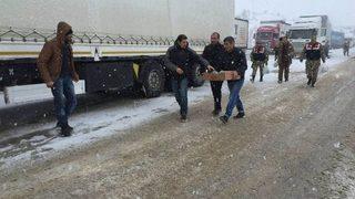 Yolda Kalan Vatandaşlara Kumanya Dağıtıldı